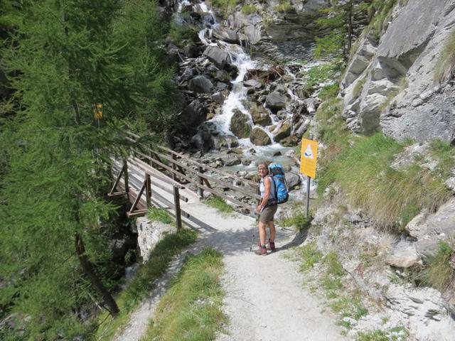 der Wanderweg schwenkt nun in die Triftschlucht hinein