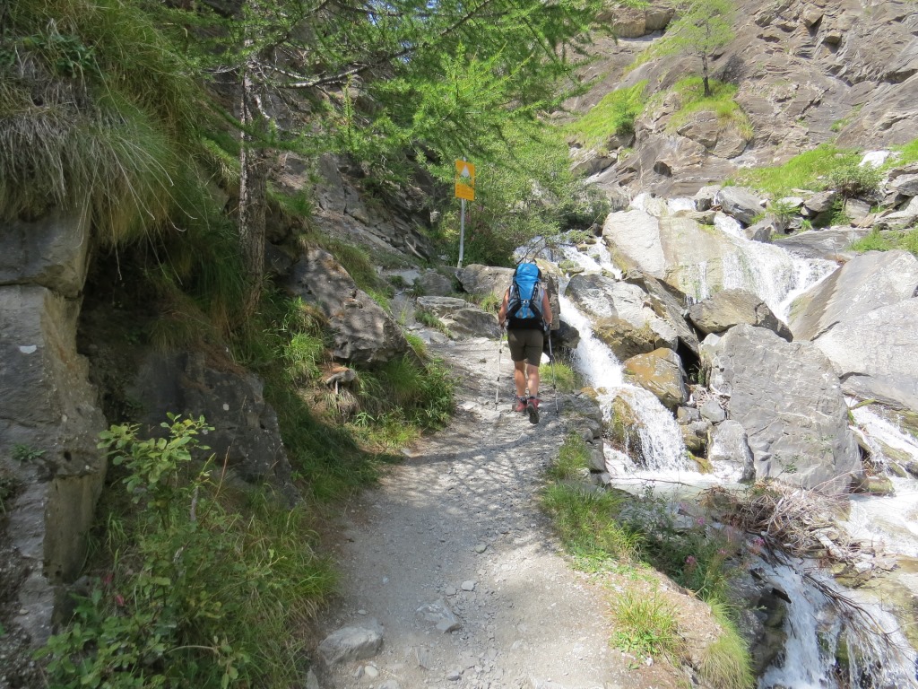 über einen gut begehbaren, aber steilen Zickzackweg...