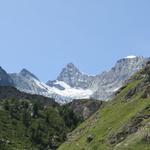 vor uns tauchen Mittler Gabelhorn, Ober Gabelhorn und Wellenkuppe auf