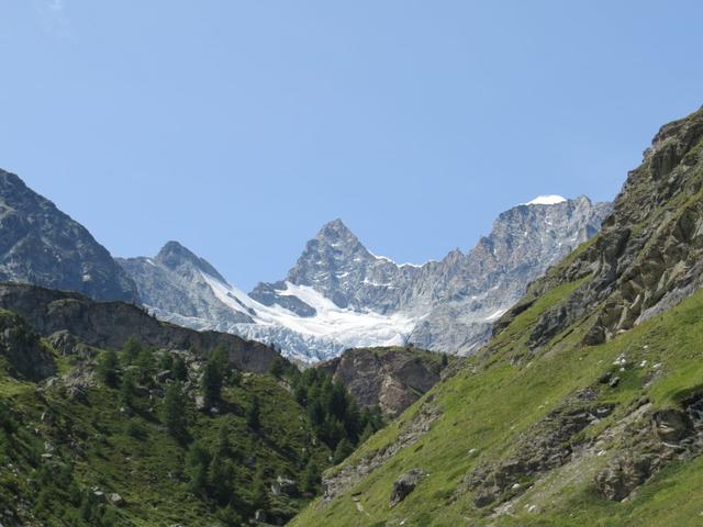 vor uns tauchen Mittler Gabelhorn, Ober Gabelhorn und Wellenkuppe auf