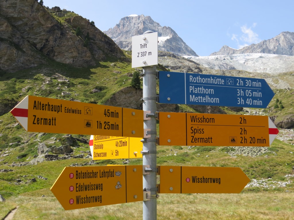 Wegweiser beim Berggasthaus Hotel du Trift