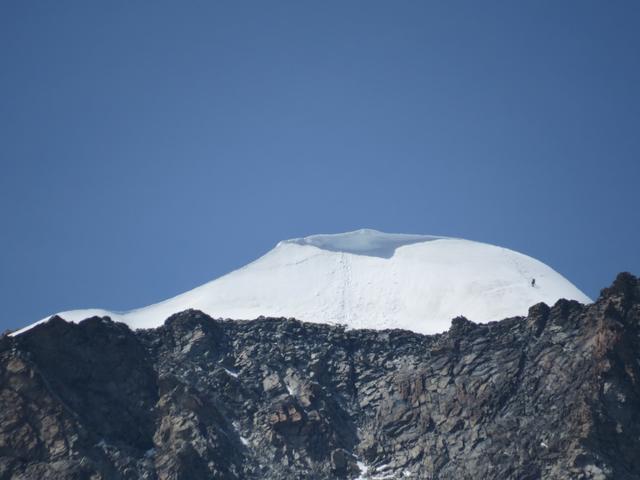 hoch über uns die markante Wellenkuppe