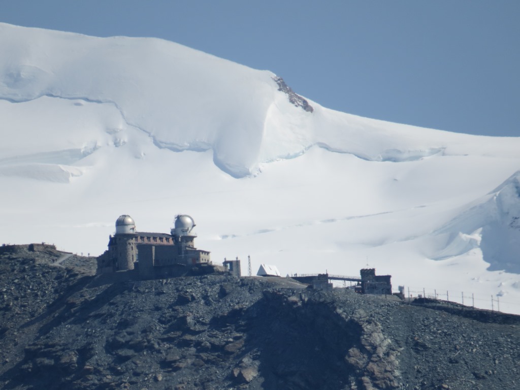 der Gornergrat mit Bergstation herangezoomt