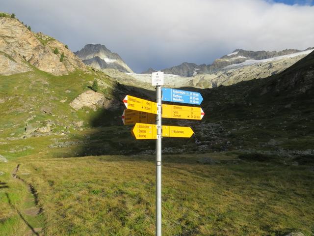 ...nehmen wir den markierten Hüttenweg zur Rothornhütte