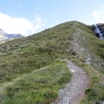 bei der Weggabelung biegen wir rechts ab. Nach links zweigt der Weg zur Rothornhütte ab