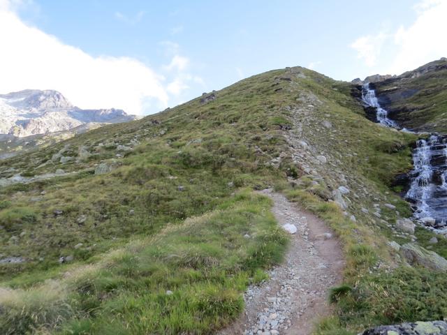 bei der Weggabelung biegen wir rechts ab. Nach links zweigt der Weg zur Rothornhütte ab