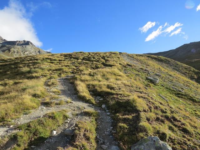 auf einem deutlichen Wanderweg wandern wir über einen Rasenhang aufwärts