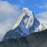 der berühmteste Berg der Schweiz, das Matterhorn thront einer Galionsfigur gleich über die anderen Berge