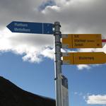 der Wegweiser bei der Weggabelung auf der Triftchumme 2725 m.ü.M. Wir wandern weiter geradeaus Richtung Mettelhorn