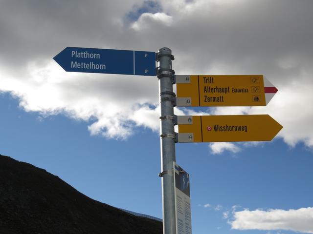 der Wegweiser bei der Weggabelung auf der Triftchumme 2725 m.ü.M. Wir wandern weiter geradeaus Richtung Mettelhorn