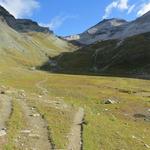 obwohl der Bergweg noch nicht schwierig ist, ändert die Markierung auf weiss-blau-weiss