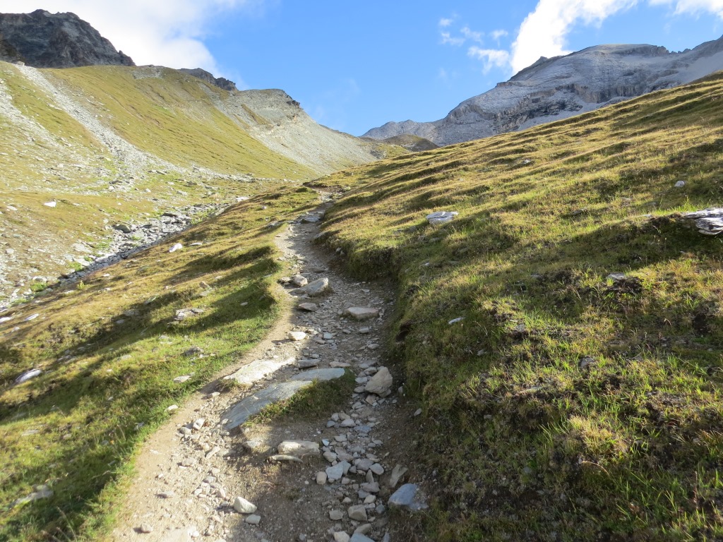 in wechselnder Steilheit wandern wir nun weiter...