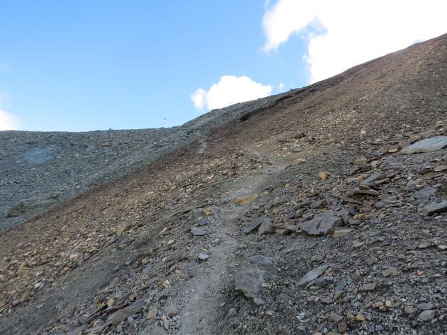 über einen recht steilen Schutthang führt uns der Bergweg, rechts von Punkt 3149 m.ü.M...