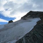 rechts gut ersichtlich einige Wanderer auf dem Gletscher. Rechts das Platthorn. Hinter dem Gletscher das Mettelhorn