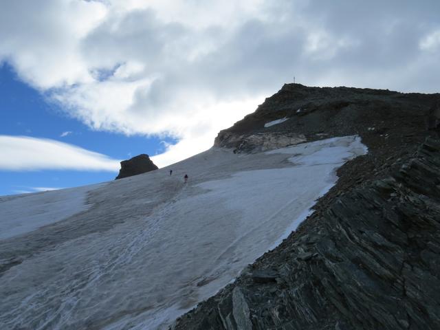 rechts gut ersichtlich einige Wanderer auf dem Gletscher. Rechts das Platthorn. Hinter dem Gletscher das Mettelhorn