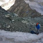 direkt beim Furggji und am Gletscherrand ziehen wir unsere mitgebrachten Steigeisen an