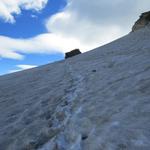 der Gletscher ist ziemlich eben, zieht aber links rasch in die Tiefe. Steigeisen geben hier die nötige Sicherheit