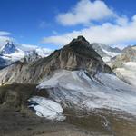 Links das Matterhorn. Bildmitte das Platthorn, davor der kleine Gletschersee. Links gut ersichtlich der Bergpfad zum Mettelhorn
