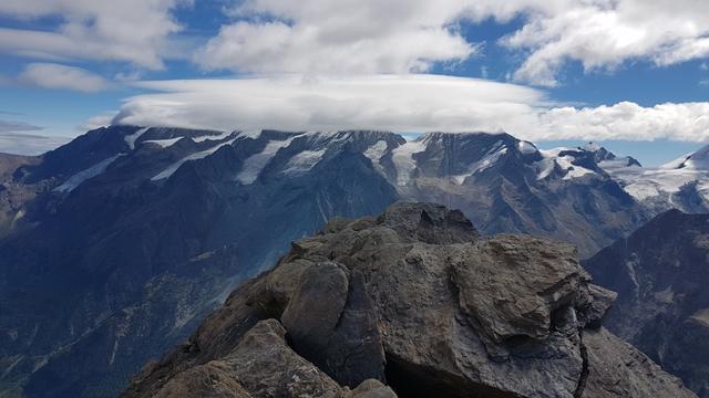 Nadelhorn, Lenzspitze, Dom, Täschhorn, Alphubel und Allalinhorn leider sind die Gipfel unter den Wolken versteckt