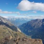 Blick über das Mattertal hinaus ins Rhonetal, und in die Berner Alpen