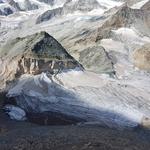 Blick zum Platthorn. Gut ersichtlich wie rechts das blanke Eis ins bodenlose fällt