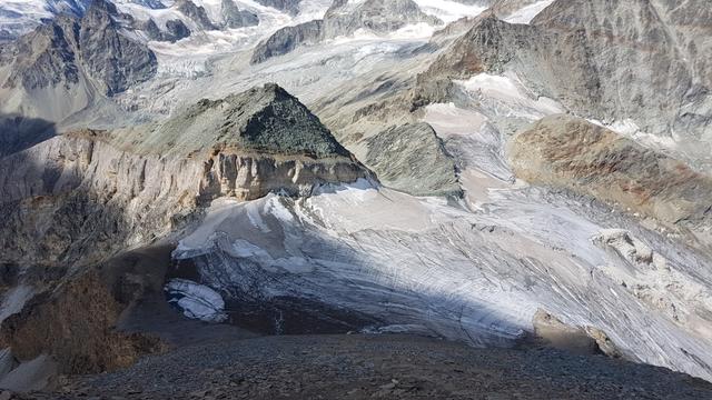 Blick zum Platthorn. Gut ersichtlich wie rechts das blanke Eis ins bodenlose fällt