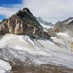 links der kleine Gletschersee. Unterhalb des Platthorn ist die Spur zum Furggjisattel gut ersichtlich