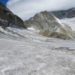 der Schnee ist weicher und sulziger geworden. Die Steigeisen geben uns auch auf dem Rückweg die nötige Rutschfestigkeit