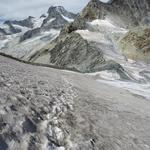 Blick zum Furggjisattel. Direkt darüber gut ersichtlich die Wellenkuppe