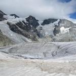 Blick über den Gletscher hinaus zum Schalihorn und Weisshorn