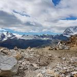 mit Blick auf Breithorn, Klein Matterhorn und Matterhorn, erreichen wir kurz vor der Triftchumme die erste Steilstufe...