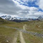 bei der flachen Talmulde der Triftchumme 2725 m.ü.M. blicken wir zurück und hinauf...