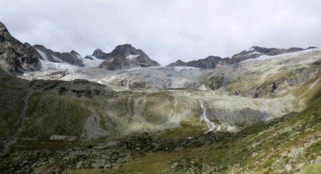 ...sondern rechts ab, und nehmen den Gegenanstieg zur Rothornhütte in Angriff