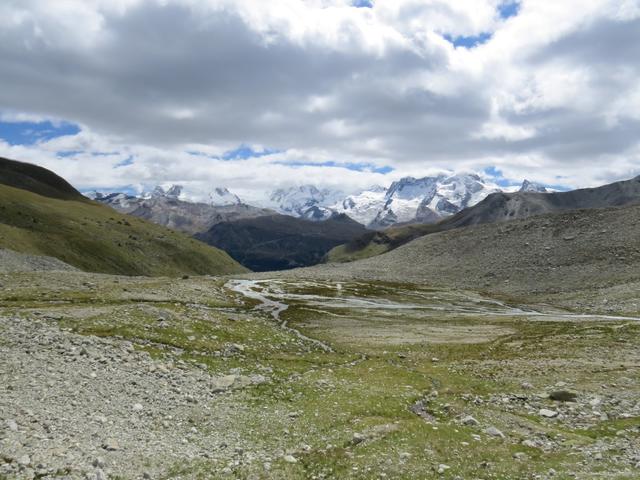 Blick zurück über die Schwemmeben hinweg zu den Zermatter Eisriesen