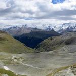 schönes Breitbildfoto mit Blick in die Schwemmebene und über die Triftschlucht hinaus, zu den Eisriesen um Zermatt