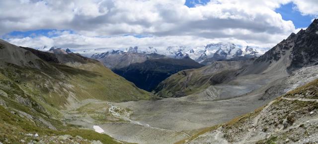 schönes Breitbildfoto mit Blick in die Schwemmebene und über die Triftschlucht hinaus, zu den Eisriesen um Zermatt