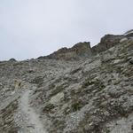 Felsen, Steine und Eis prägen nun die Gegend. Leider ist das Wetter nicht perfekt