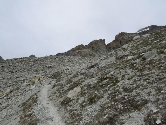 Felsen, Steine und Eis prägen nun die Gegend. Leider ist das Wetter nicht perfekt