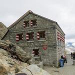 ...am Fuss des Südostgrates des Zinalrothorns, liegende Rothornhütte 3197 m.ü.M.