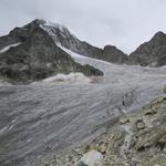 nach der Kaffepause verlassen wir die Rothornhütte, und werfen nochmals einen Blick zum Triftgletscher und zur Wellenkuppe