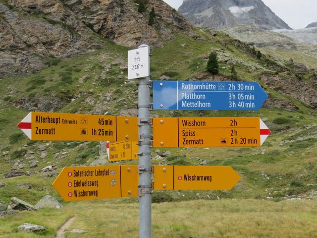 Wegweiser beim Berggasthaus Hotel du Trift 2337 m.ü.M.