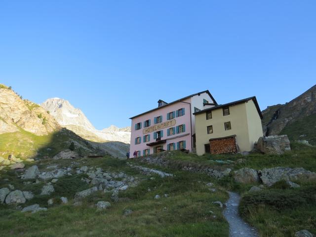 wir verlassen das Berggasthaus Hotel du Trift 2337 m.ü.M.