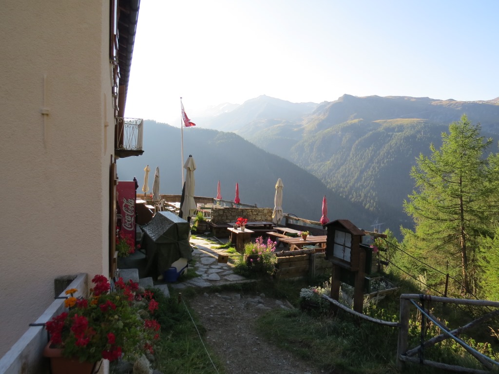 vorbei am sehr schön gelegenen Bergrestaurant Edelweiss 1961 m.ü.M...