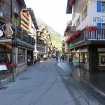 ...erreichen wir die Bahnhofstrasse von Zermatt, wo wir kurz danach den Bahnhof erreichen