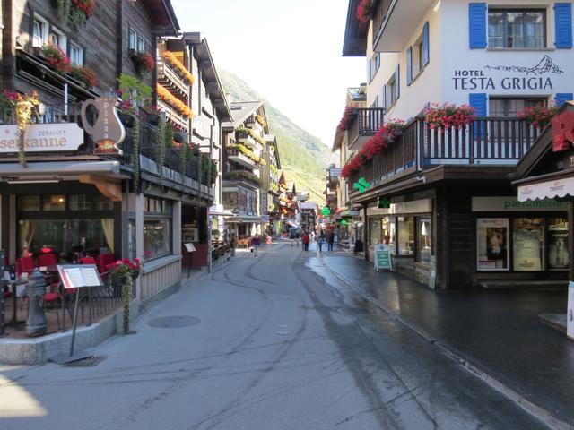 ...erreichen wir die Bahnhofstrasse von Zermatt, wo wir kurz danach den Bahnhof erreichen