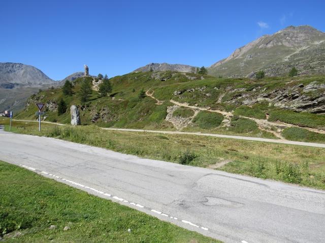 beim grossen Parkplatz auf dem Simplonpass (Kulm) 2005 m.ü.M. direkt neben dem Hotel Simplonblick, parkieren wir das Auto