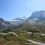 Blick über die Simplonpassstrasse zum Monte Leone und Breithorn. Rechts das Hübschhorn