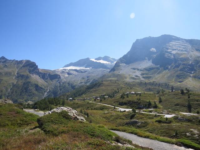 Blick über die Simplonpassstrasse zum Monte Leone und Breithorn. Rechts das Hübschhorn