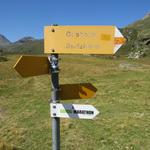 verbleichte Wegweiser zeigen uns auf der Alp Hopsche das wir auf dem richtigen Weg sind