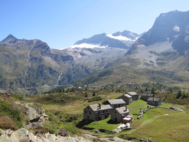 Blick über die Alpsiedlung Hopsche zum Monte Leone mit Chaltwassergletscher, Breithorn und Hübschhorn